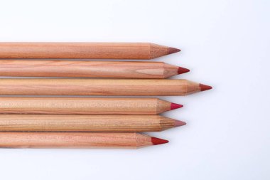 Beyaz arkaplanda farklı dudak kalemleri, üst görünüm