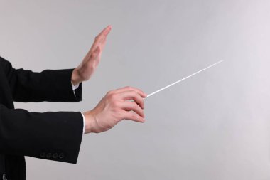 Açık gri arkaplanı olan kondüktör, yakın plan