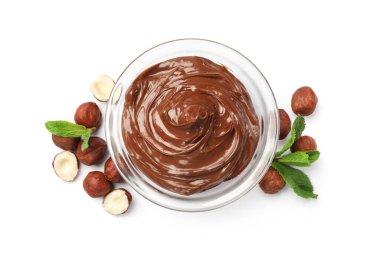 Lezzetli çikolata fındık ezmesi, fındık ve nane, beyaza izole edilmiş, üst manzara.