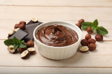 Fındıklı çikolata, fındık, çikolata ve nane parçalarını ahşap masaya serdim.