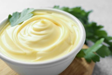 Masada maydanozlu mayonez sosu, yakın plan.