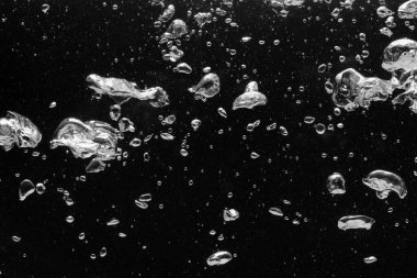 Koyu arkaplanda birçok su kabarcığı, yakın plan