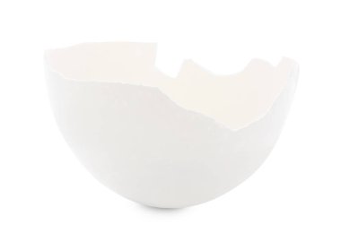 Kırık yumurta kabuğunun bir parçası beyaza izole edilmiş.