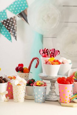 Çikolata. Beyaz masada farklı tatlılar var.