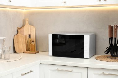 Mutfak tezgahında kapalı mikrodalga fırın.