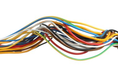 Birçok renkli elektrik kablosu beyaza izole edilmiş.