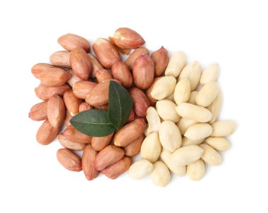 Taze fıstık yığını ve yapraklar beyaz, üst manzara