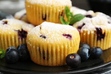 Yaban mersinli lezzetli kekler, pudra şekeri ve nane şekeri, yakın plan.