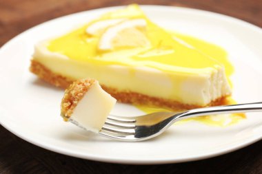 Masada limonlu peynirli kek, yakın plan.