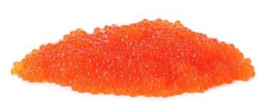 Beyaz üzerine izole edilmiş lezzetli kırmızı havyar yığını.