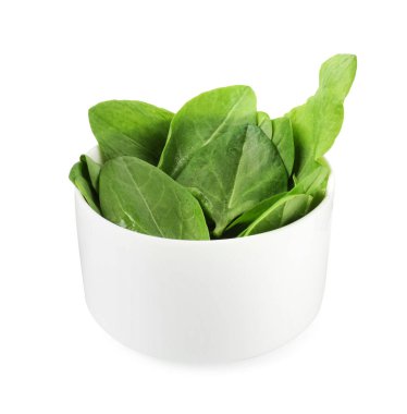 Taze yeşil kuş yaprakları beyaz kasede izole edilmiş.