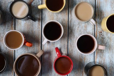 Farklı fincanlar aromatik kahve içecekler renkli ahşap masa, düz uzanma