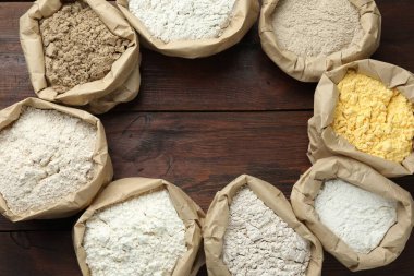 Tahta masada, düz bir zeminde, kağıt torbalarda farklı un türlerinden bir çerçeve. Metin için boşluk