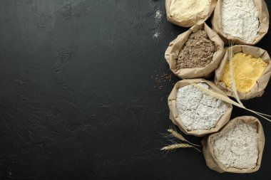 Siyah masada, kağıt torbalarda farklı tipte un var. Metin için boşluk