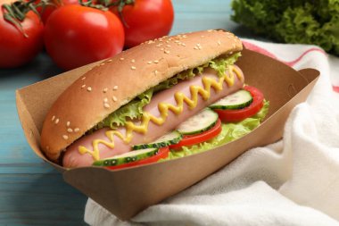 Sebzeli lezzetli sosisli, mavi ahşap masa, yakın plan.