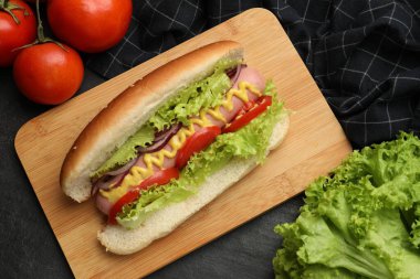 Sebzeli leziz bir sosisli sandviç.