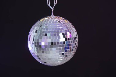 Koyu arkaplanda parlak bir disko topu