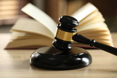 Hakimin tokmak ve kitap kapalı ahşap masa, seçici odak