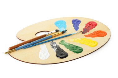 Beyaz üzerine izole boya ve fırçalar ile ahşap palet