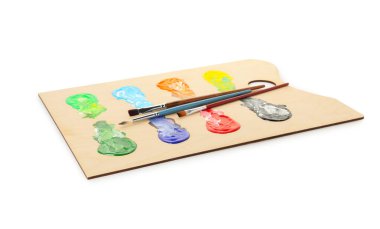 Beyaz üzerine izole boya ve fırçalar ile ahşap palet