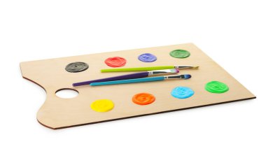 Beyaz üzerine izole boya ve fırçalar ile ahşap palet