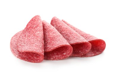 Beyaz üzerine izole edilmiş lezzetli füme sosis dilimleri.