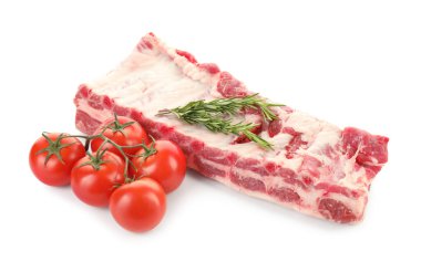 Taze çiğ domuz kaburgası, biberiye ve beyaz üzerine izole edilmiş domates.