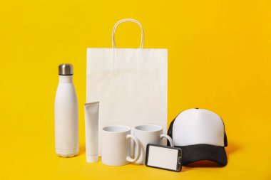 Turuncu arka planda damgalamak için farklı boş eşyalar. Tasarım için model