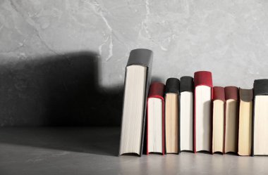 Gri mermer masa üzerinde farklı eski kitaplar, metin için boşluk