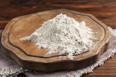 Tahta masaya un yığını, yakın plan.