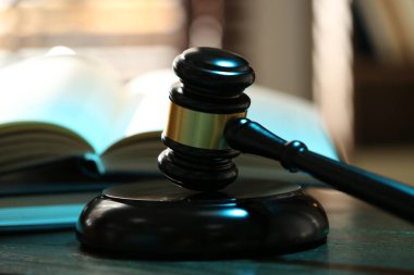 Yargıç tokmağı, ses bloğu ve ahşap masadaki kitaplar bulanık arka plan, yakın çekim