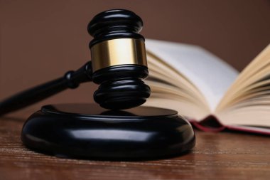 Hakimin tokmağı, ses bloğu ve ahşap masa üzerinde kahverengi arka plan, yakın çekim