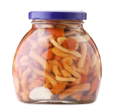 Kavanozdaki lezzetli turşulu mantarlar beyaza izole edilmiş.