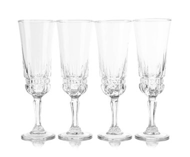 Birçok boş temiz bardak beyaz üzerine izole