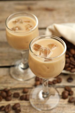 Bardakta kremalı kahve likörü, masada fasulye, yakın plan.