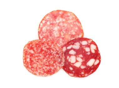 Beyaz arka planda farklı lezzetli tütsülenmiş sosisler, üst manzara.