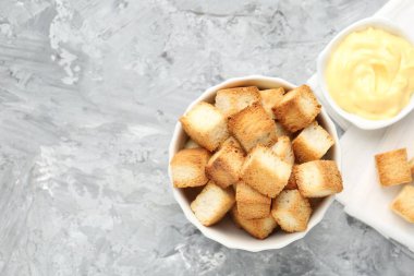 Lezzetli çıtır kıtır ekmek ve gri desenli masa üzerinde sos. Metin için boşluk