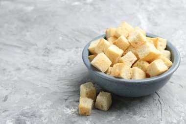 Gri desenli masada kasede kıtır kıtır kızarmış ekmek, yakın plan. Metin için boşluk