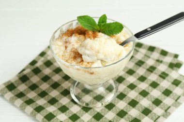 Tarçınlı, naneli ve kaşıklı lezzetli sütlaç, yakın plan.