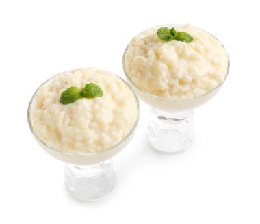 Cam tatlı kaselerinde naneli leziz sütlaç. Beyazlar üzerinde izole edilmiş.