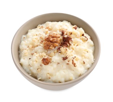 Lezzetli sütlaç ve beyaz kabın içinde ceviz.