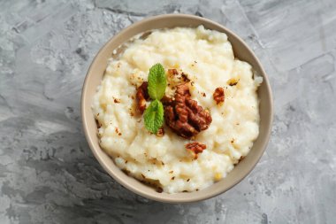 Gri masada cevizli ve nane aromalı lezzetli sütlaç.