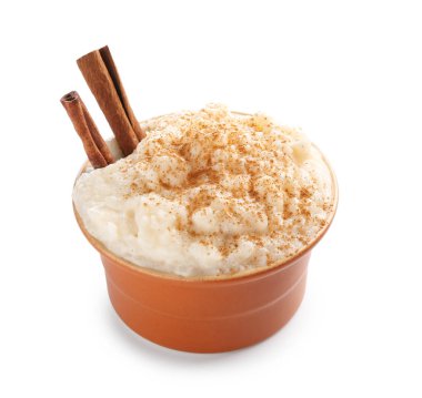 Lezzetli pirinç puding kase beyaz zemin üzerine tarçın ile