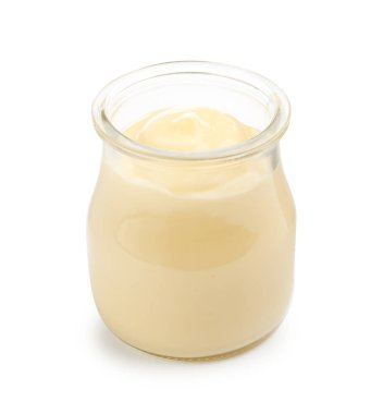 Beyaz kavanozdaki lezzetli vanilyalı puding.