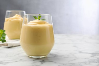 Beyaz mermer masada naneli vanilyalı puding, yakın plan. Metin için boşluk