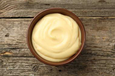 Tahta masada lezzetli vanilyalı puding, üst manzara.