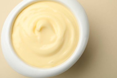 Bej arka planda vanilyalı puding, üst manzara.