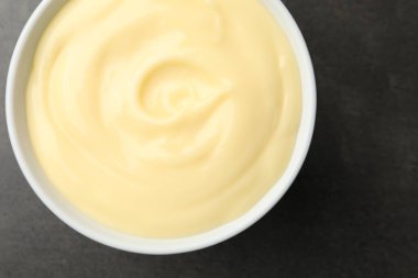 Lezzetli vanilyalı puding, siyah masa, üst manzara.