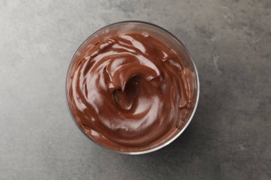 Gri masada lezzetli çikolatalı puding, üst manzara.