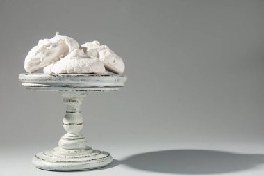 Gri arkaplanda nefis ev yapımı kurabiyeler, metin için boşluk